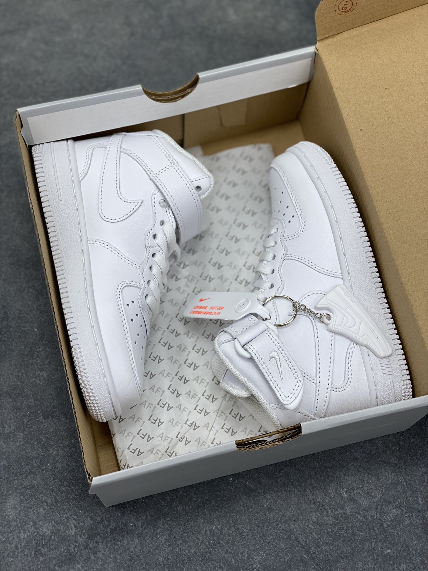 图片[9]-福利特价 Nike AIR FORCE 1 LE (PS)空军一号低帮百搭休闲运动板鞋。柔软、弹性十足的缓震性能和出色的中底设计，横跨复古与现代的外型结合，造就出风靡全球三十多年的Force 1。 货号：315123-111 尺码：25 26 27.5 28 29.5 30 31 32 33.5 34 35-选品中心