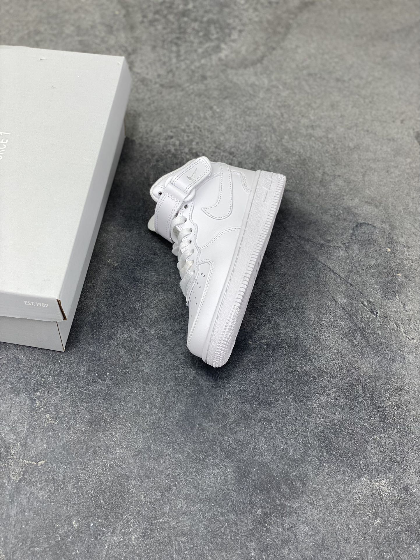 图片[7]-福利特价 Nike AIR FORCE 1 LE (PS)空军一号低帮百搭休闲运动板鞋。柔软、弹性十足的缓震性能和出色的中底设计，横跨复古与现代的外型结合，造就出风靡全球三十多年的Force 1。 货号：315123-111 尺码：25 26 27.5 28 29.5 30 31 32 33.5 34 35-选品中心