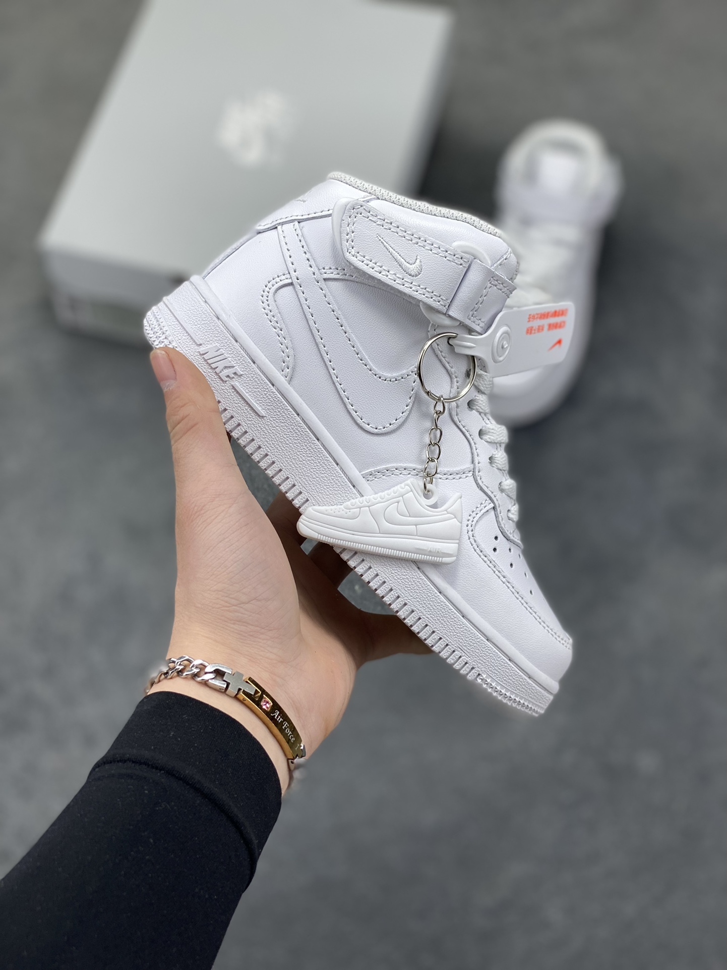 福利特价 Nike AIR FORCE 1 LE (PS)空军一号低帮百搭休闲运动板鞋。柔软、弹性十足的缓震性能和出色的中底设计，横跨复古与现代的外型结合，造就出风靡全球三十多年的Force 1。 货号：315123-111 尺码：25 26 27.5 28 29.5 30 31 32 33.5 34 35-选品中心