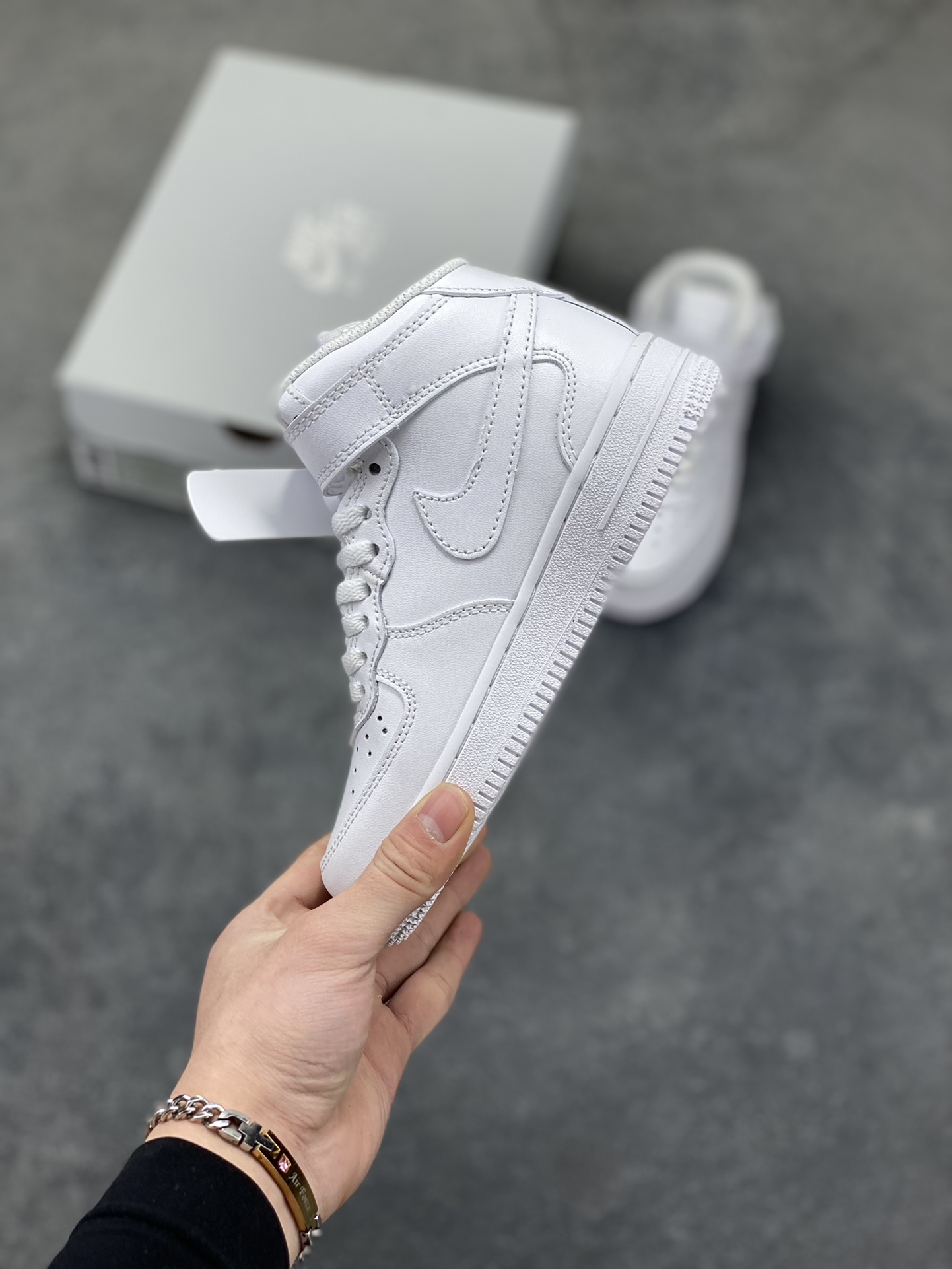 图片[3]-福利特价 Nike AIR FORCE 1 LE (PS)空军一号低帮百搭休闲运动板鞋。柔软、弹性十足的缓震性能和出色的中底设计，横跨复古与现代的外型结合，造就出风靡全球三十多年的Force 1。 货号：315123-111 尺码：25 26 27.5 28 29.5 30 31 32 33.5 34 35-选品中心