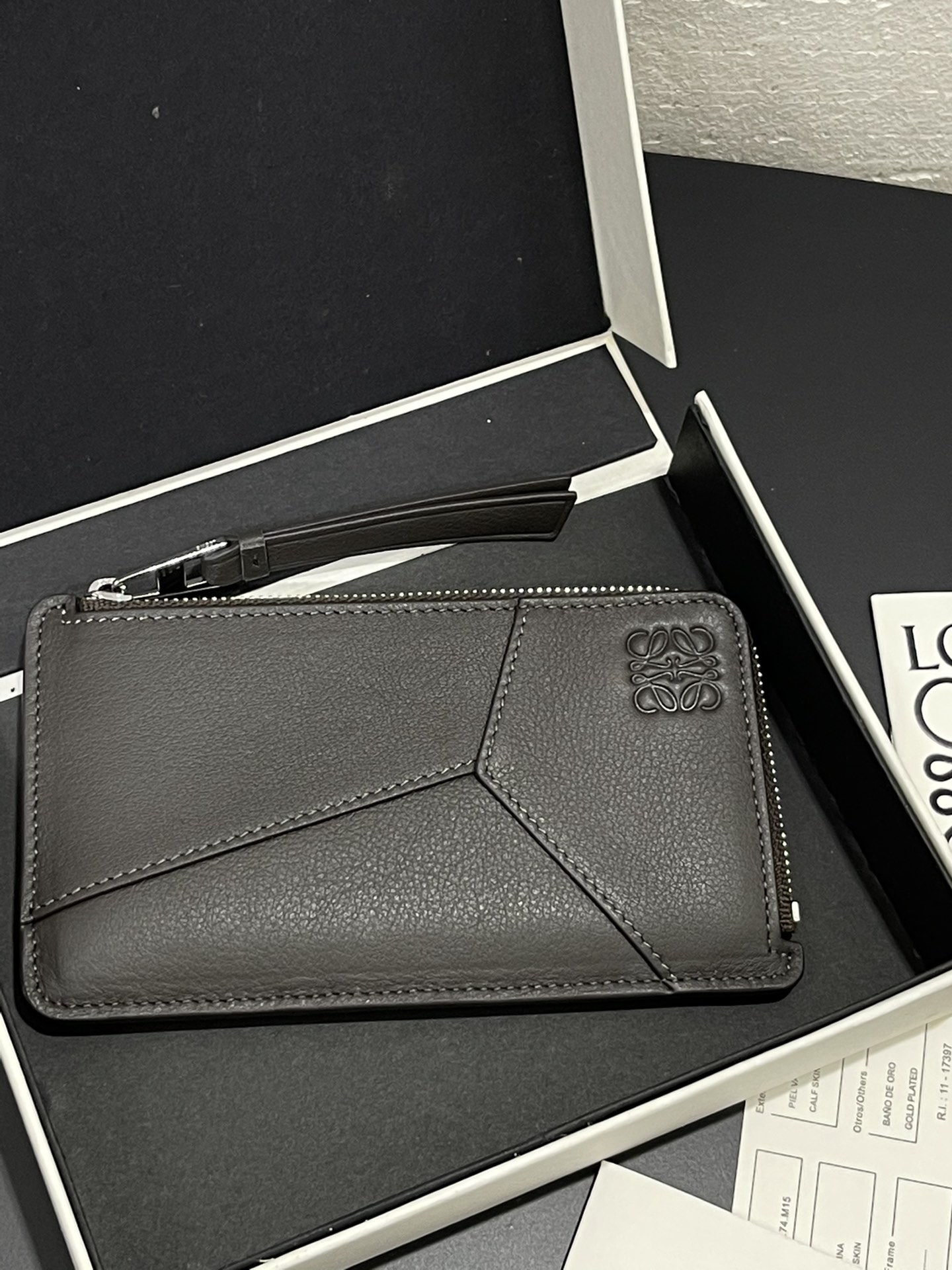 NO:714069,Men's zipper card holder This card holder is inspired by the puzzle series handbags, with a unique geometric pattern. Made of classic cowhide. Six card slots and zipper pockets. Style number size 158.5, Loewe wallet, loewe, wallets, cowhide19860909男士拉链卡包 此卡包灵感来源于puzzle 系列手袋,采用独特的几何图案 采用经典牛皮制成 六个卡位和拉链口袋 款号 尺寸158.5,罗意威钱包,loewe,wallets,cowhide,欧美剧