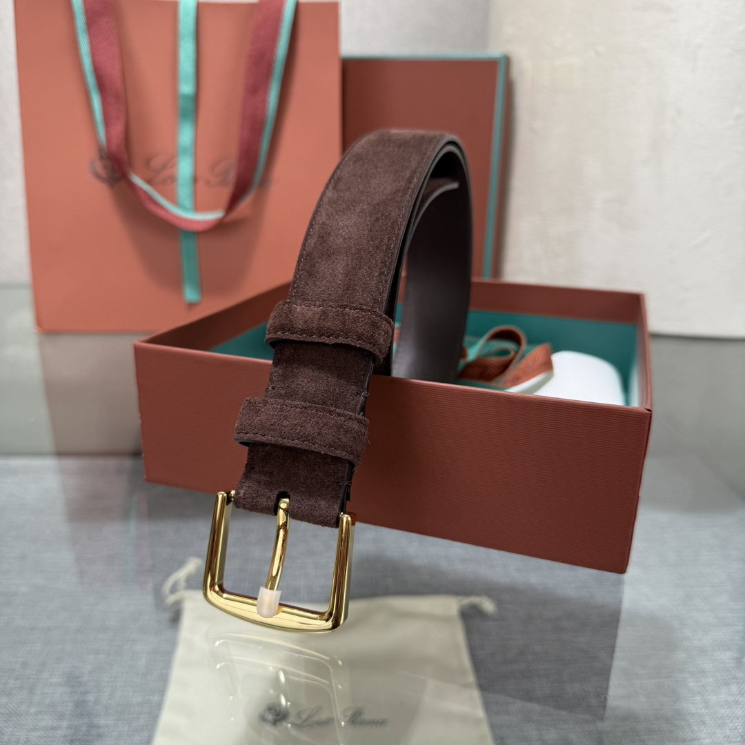 三个扣头颜色，金。白。枪。诺悠翩雅新款男士经典休闲皮带，采用柔软的Alsavel小牛皮制成，黄铜金属扣环