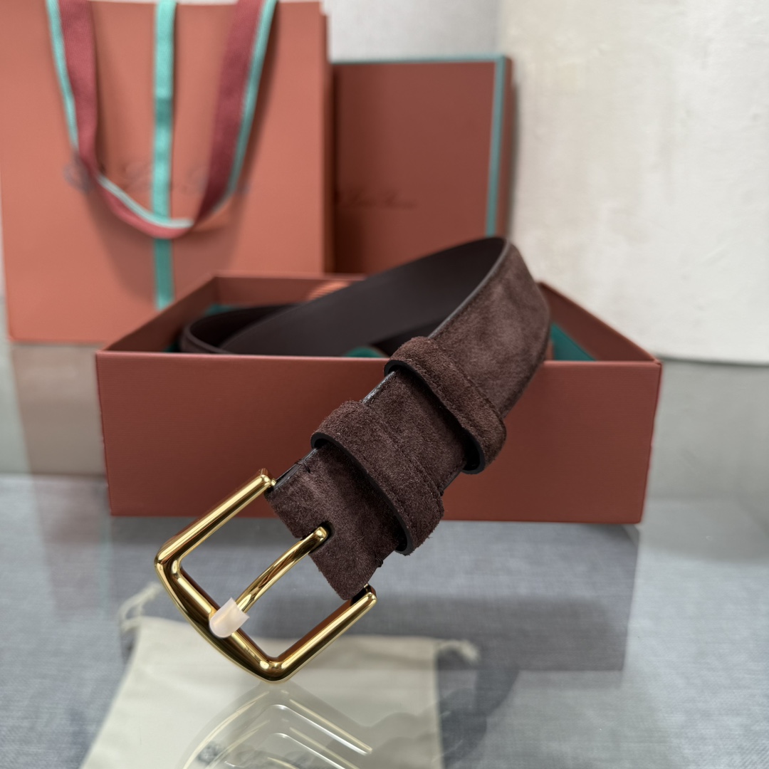 三个扣头颜色，金。白。枪。诺悠翩雅新款男士经典休闲皮带，采用柔软的Alsavel小牛皮制成，黄铜金属扣环