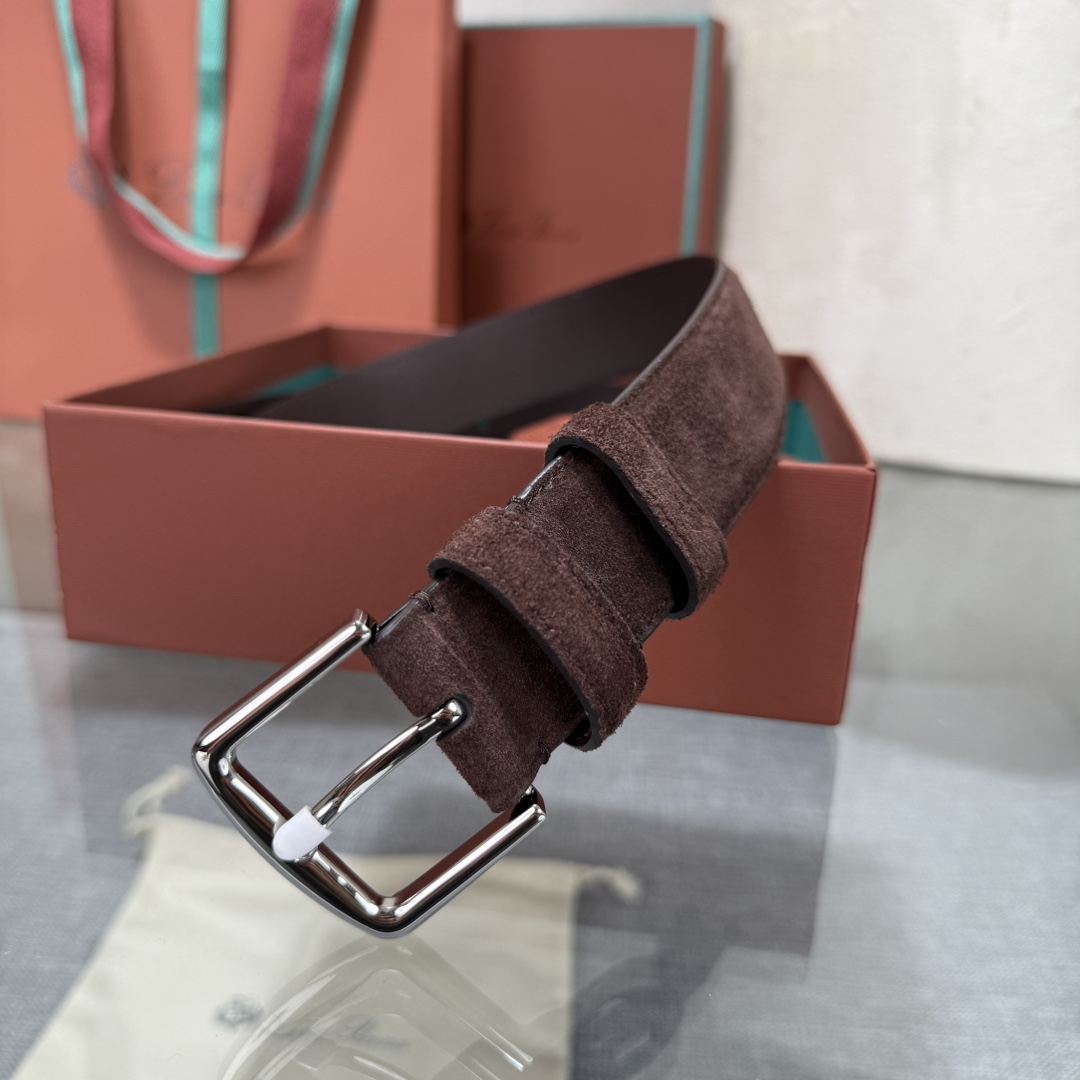 三个扣头颜色，金。白。枪。诺悠翩雅新款男士经典休闲皮带，采用柔软的Alsavel小牛皮制成，黄铜金属扣环