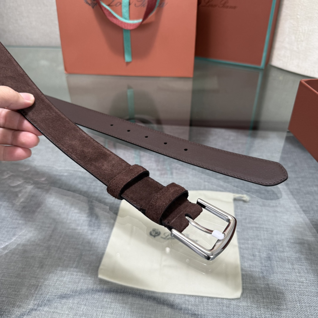 三个扣头颜色，金。白。枪。诺悠翩雅新款男士经典休闲皮带，采用柔软的Alsavel小牛皮制成，黄铜金属扣环