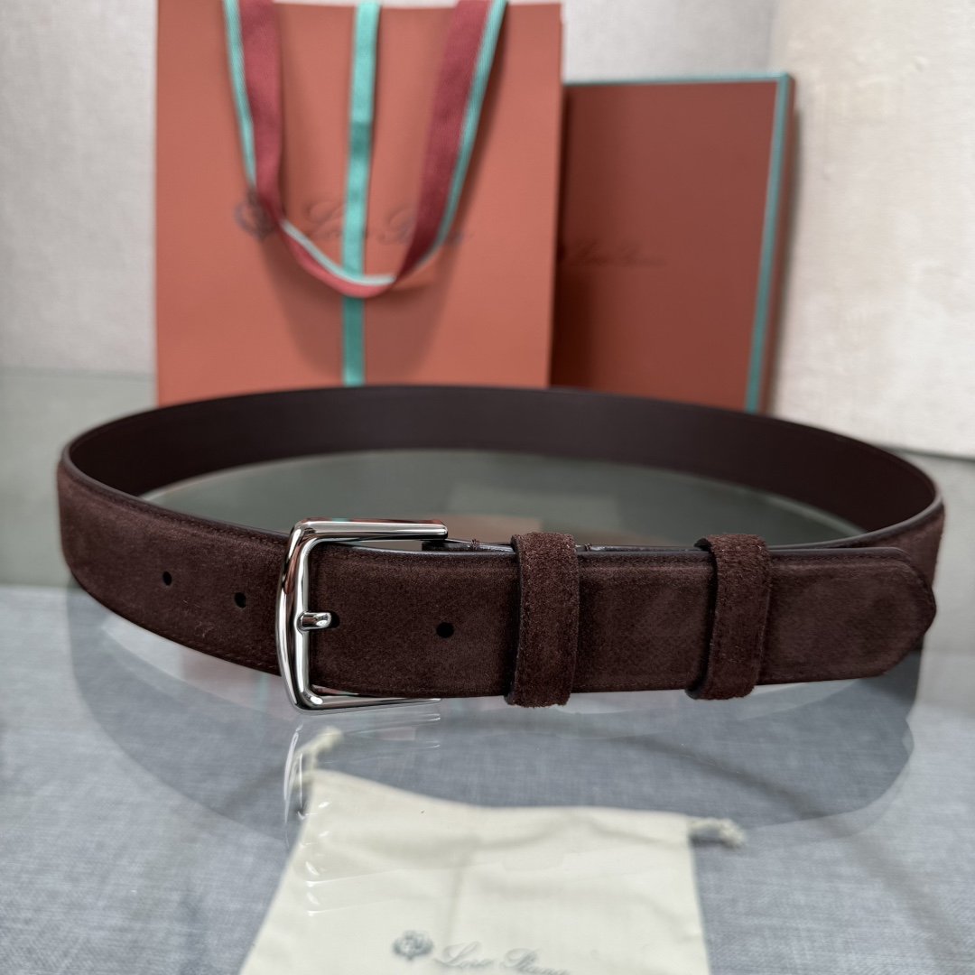 三个扣头颜色，金。白。枪。诺悠翩雅新款男士经典休闲皮带，采用柔软的Alsavel小牛皮制成，黄铜金属扣环