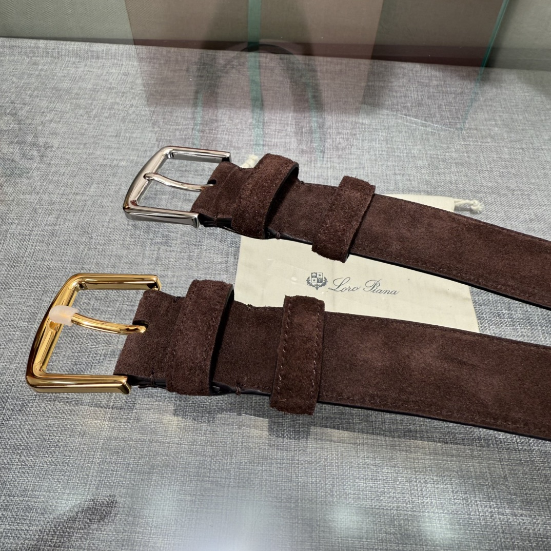 三个扣头颜色，金。白。枪。诺悠翩雅新款男士经典休闲皮带，采用柔软的Alsavel小牛皮制成，黄铜金属扣环