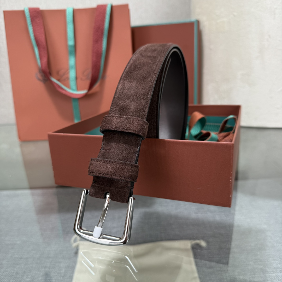 三个扣头颜色，金。白。枪。诺悠翩雅新款男士经典休闲皮带，采用柔软的Alsavel小牛皮制成，黄铜金属扣环