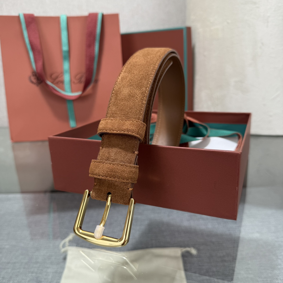 三个扣头颜色，金。白。枪。诺悠翩雅新款男士经典休闲皮带，采用柔软的Alsavel小牛皮制成，黄铜金属扣环