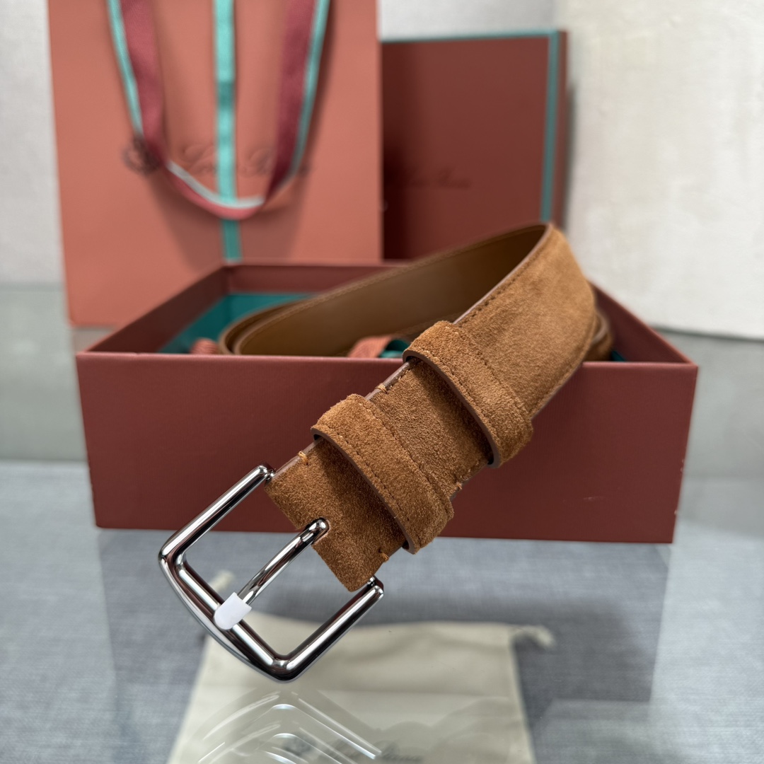 三个扣头颜色，金。白。枪。诺悠翩雅新款男士经典休闲皮带，采用柔软的Alsavel小牛皮制成，黄铜金属扣环