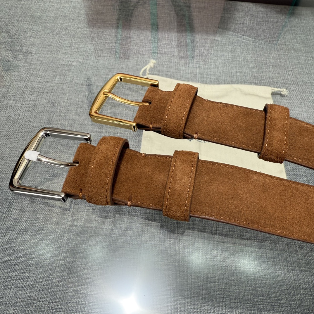 三个扣头颜色，金。白。枪。诺悠翩雅新款男士经典休闲皮带，采用柔软的Alsavel小牛皮制成，黄铜金属扣环