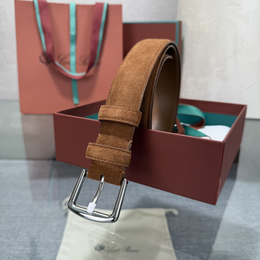 三个扣头颜色，金。白。枪。诺悠翩雅新款男士经典休闲皮带，采用柔软的Alsavel小牛皮制成，黄铜金属扣环