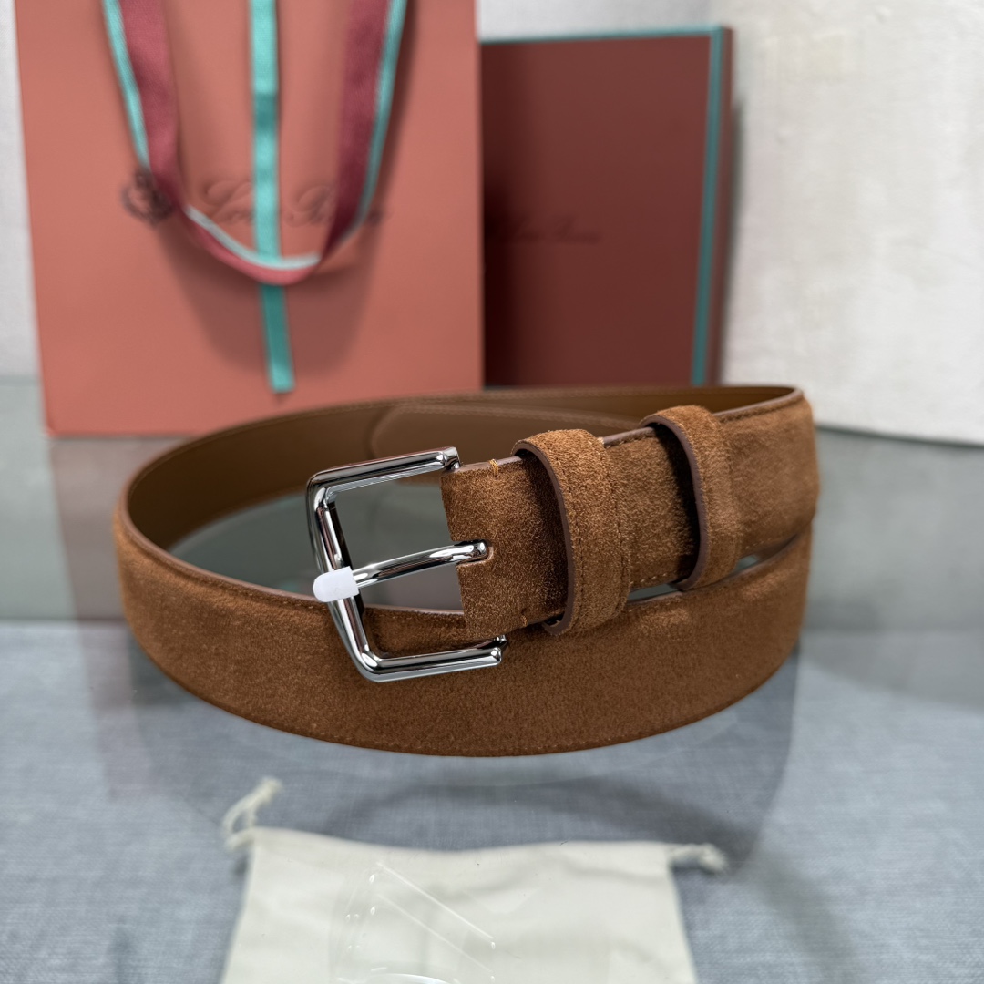 三个扣头颜色，金。白。枪。诺悠翩雅新款男士经典休闲皮带，采用柔软的Alsavel小牛皮制成，黄铜金属扣环