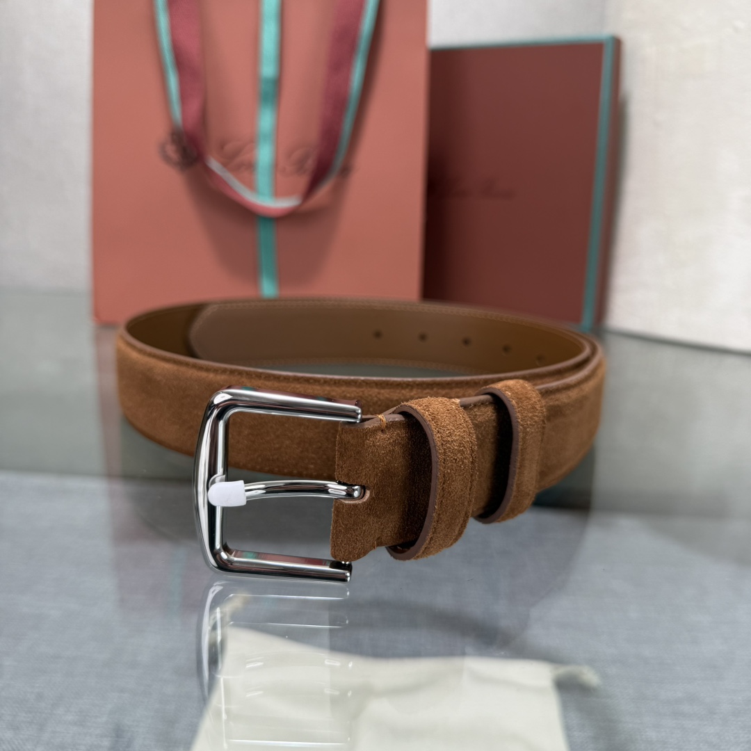 三个扣头颜色，金。白。枪。诺悠翩雅新款男士经典休闲皮带，采用柔软的Alsavel小牛皮制成，黄铜金属扣环