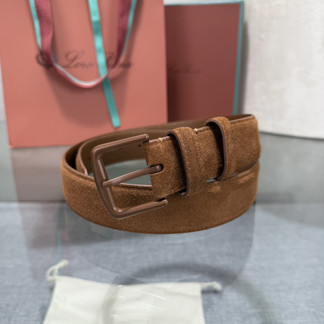 诺悠翩雅新款男士经典休闲皮带，采用柔软的Alsavel小牛皮制成，黄铜金属扣环制有品牌logo，简约百搭