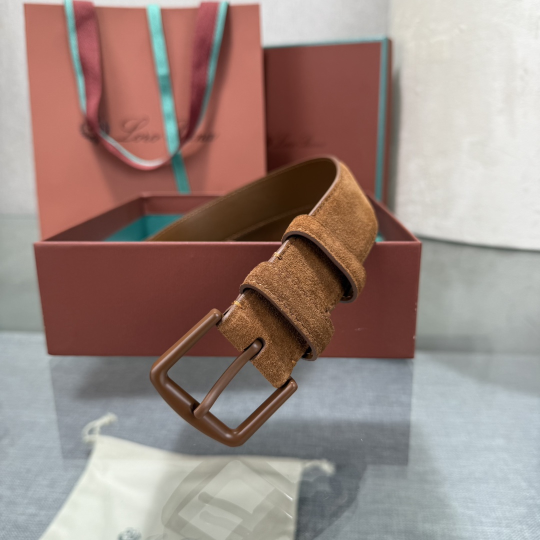 诺悠翩雅新款男士经典休闲皮带，采用柔软的Alsavel小牛皮制成，黄铜金属扣环制有品牌logo，简约百搭