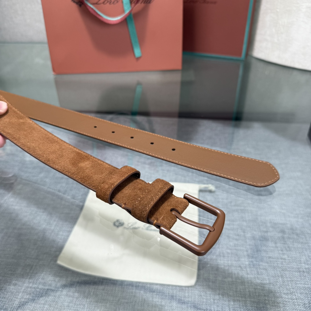 诺悠翩雅新款男士经典休闲皮带，采用柔软的Alsavel小牛皮制成，黄铜金属扣环制有品牌logo，简约百搭