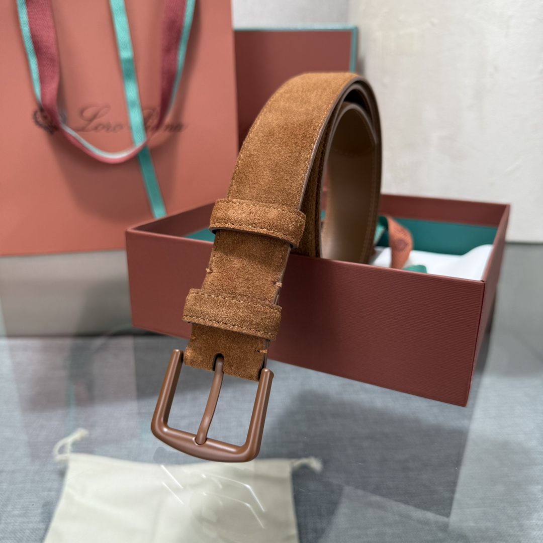 诺悠翩雅新款男士经典休闲皮带，采用柔软的Alsavel小牛皮制成，黄铜金属扣环制有品牌logo，简约百搭