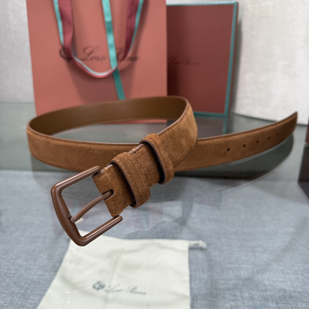 诺悠翩雅新款男士经典休闲皮带，采用柔软的Alsavel小牛皮制成，黄铜金属扣环制有品牌logo，简约百搭