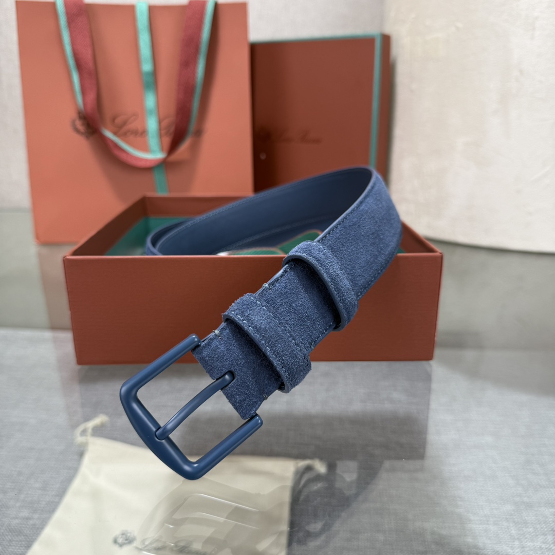 诺悠翩雅新款男士经典休闲皮带，采用柔软的Alsavel小牛皮制成，黄铜金属扣环制有品牌logo，简约百搭