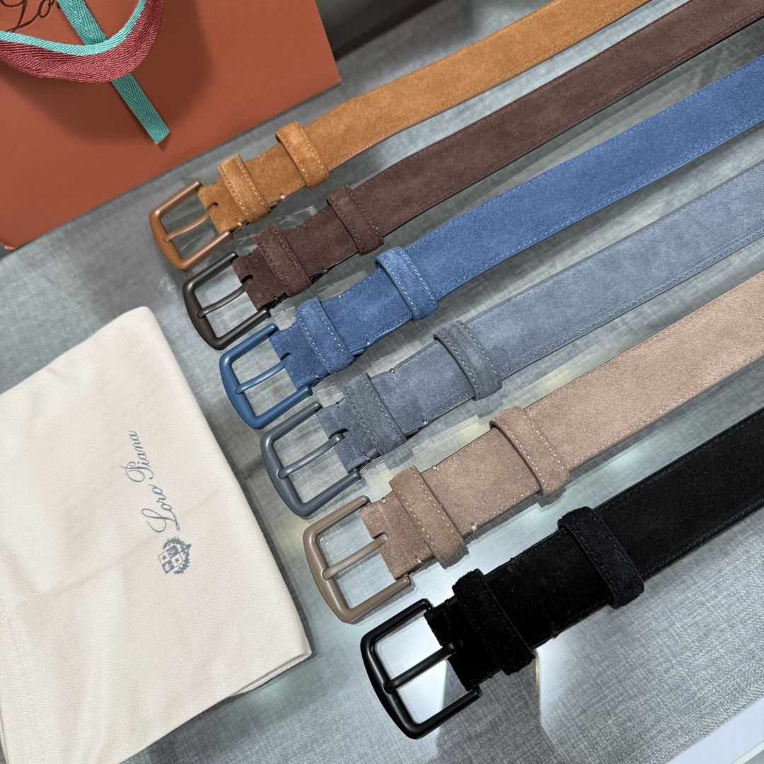 诺悠翩雅新款男士经典休闲皮带，采用柔软的Alsavel小牛皮制成，黄铜金属扣环制有品牌logo，简约百搭