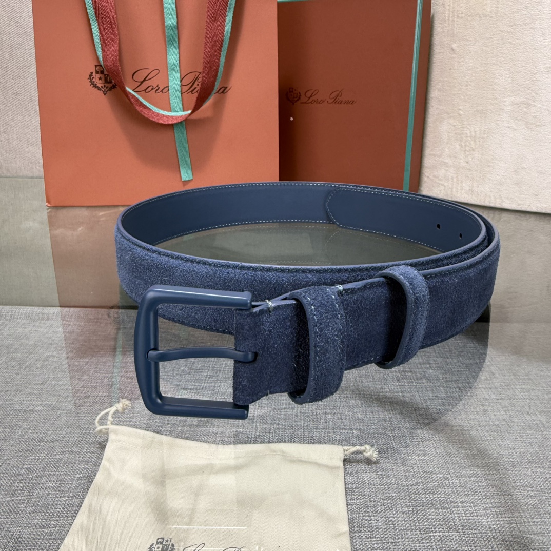 诺悠翩雅新款男士经典休闲皮带，采用柔软的Alsavel小牛皮制成，黄铜金属扣环制有品牌logo，简约百搭