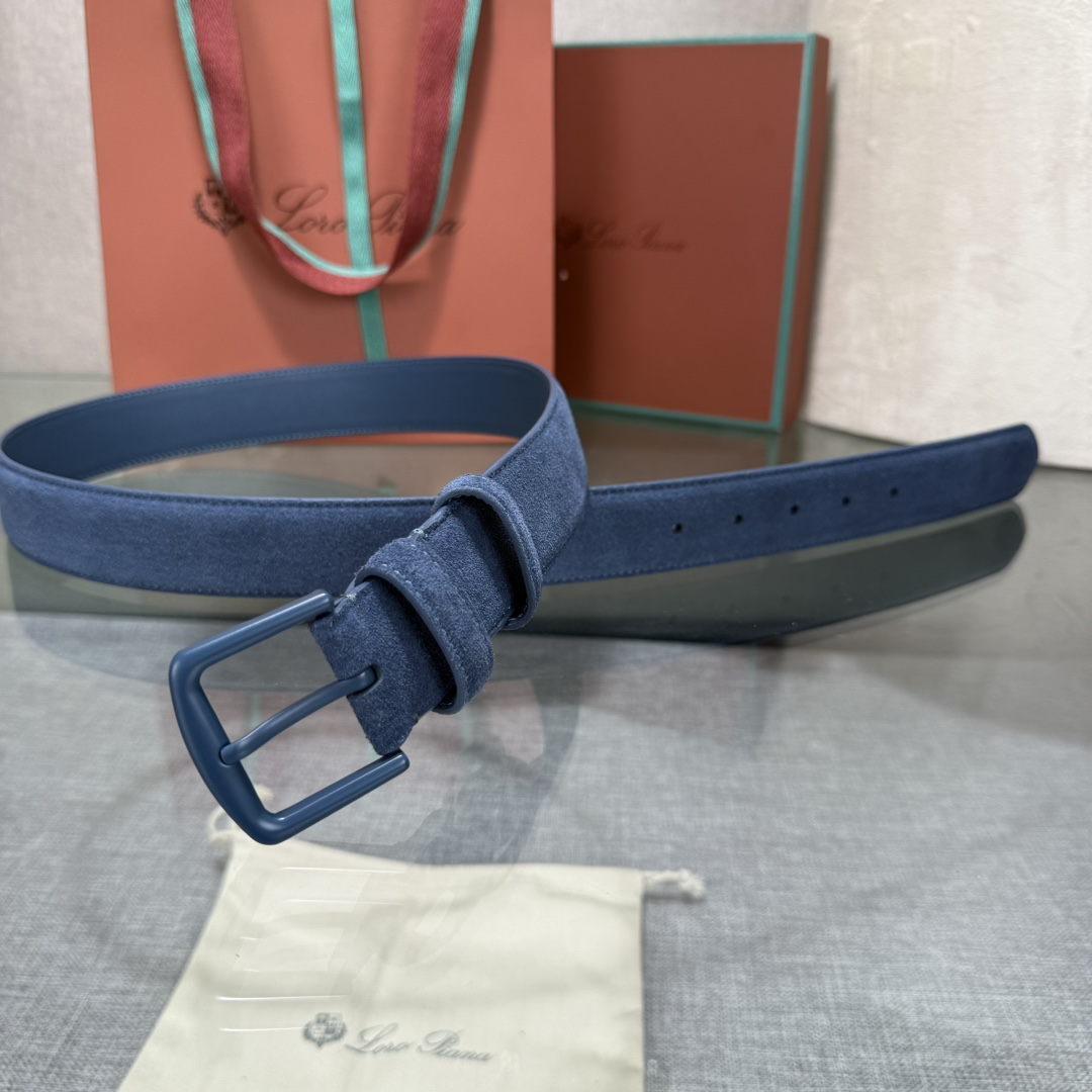 诺悠翩雅新款男士经典休闲皮带，采用柔软的Alsavel小牛皮制成，黄铜金属扣环制有品牌logo，简约百搭