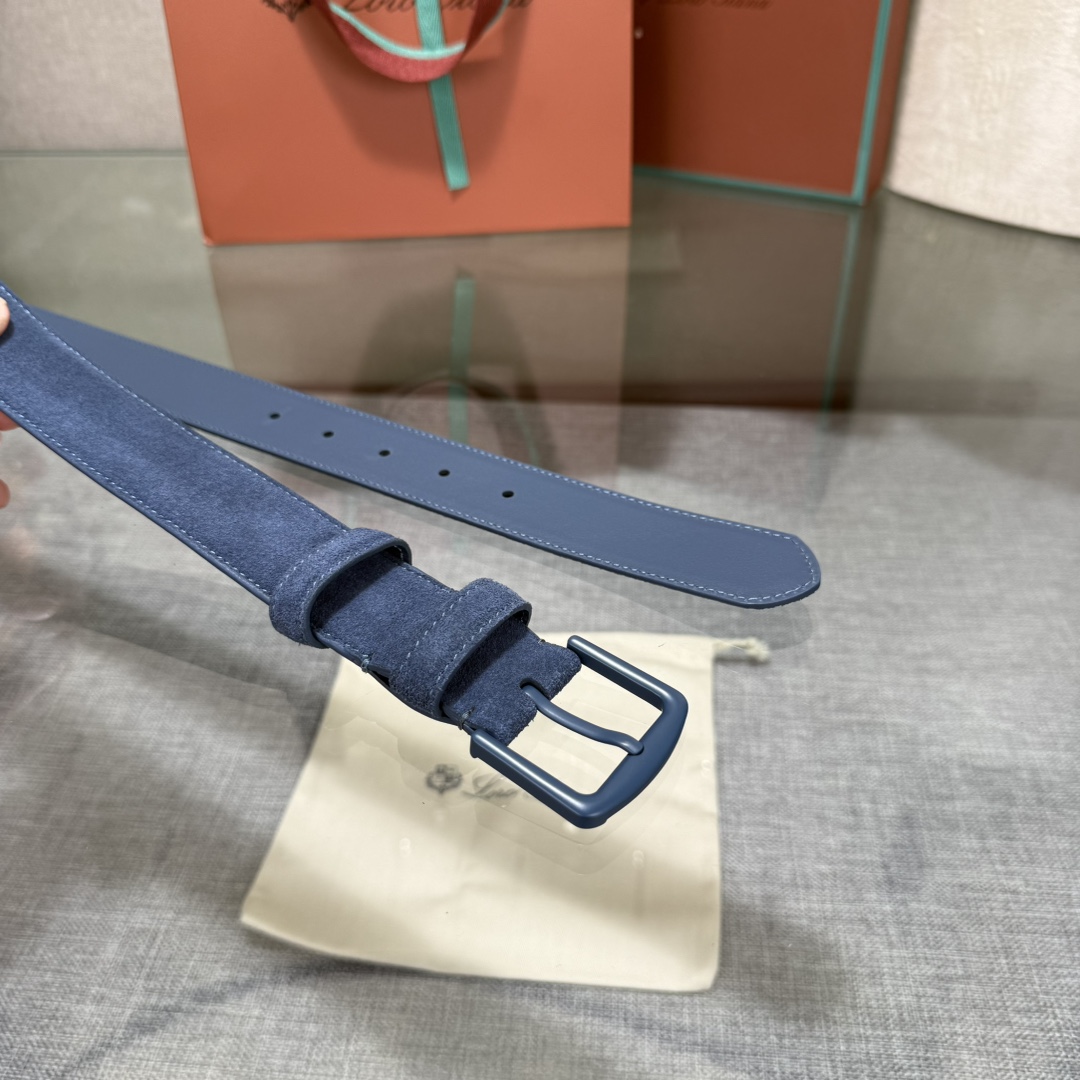 诺悠翩雅新款男士经典休闲皮带，采用柔软的Alsavel小牛皮制成，黄铜金属扣环制有品牌logo，简约百搭