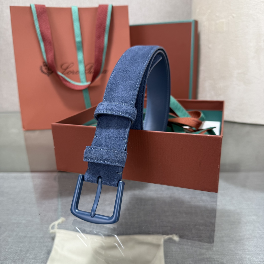 诺悠翩雅新款男士经典休闲皮带，采用柔软的Alsavel小牛皮制成，黄铜金属扣环制有品牌logo，简约百搭