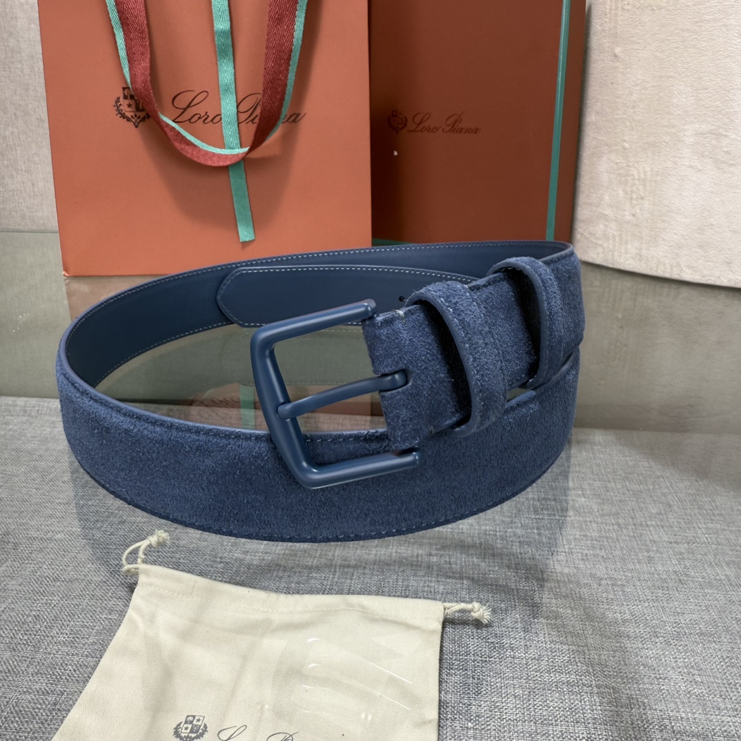 诺悠翩雅新款男士经典休闲皮带，采用柔软的Alsavel小牛皮制成，黄铜金属扣环制有品牌logo，简约百搭