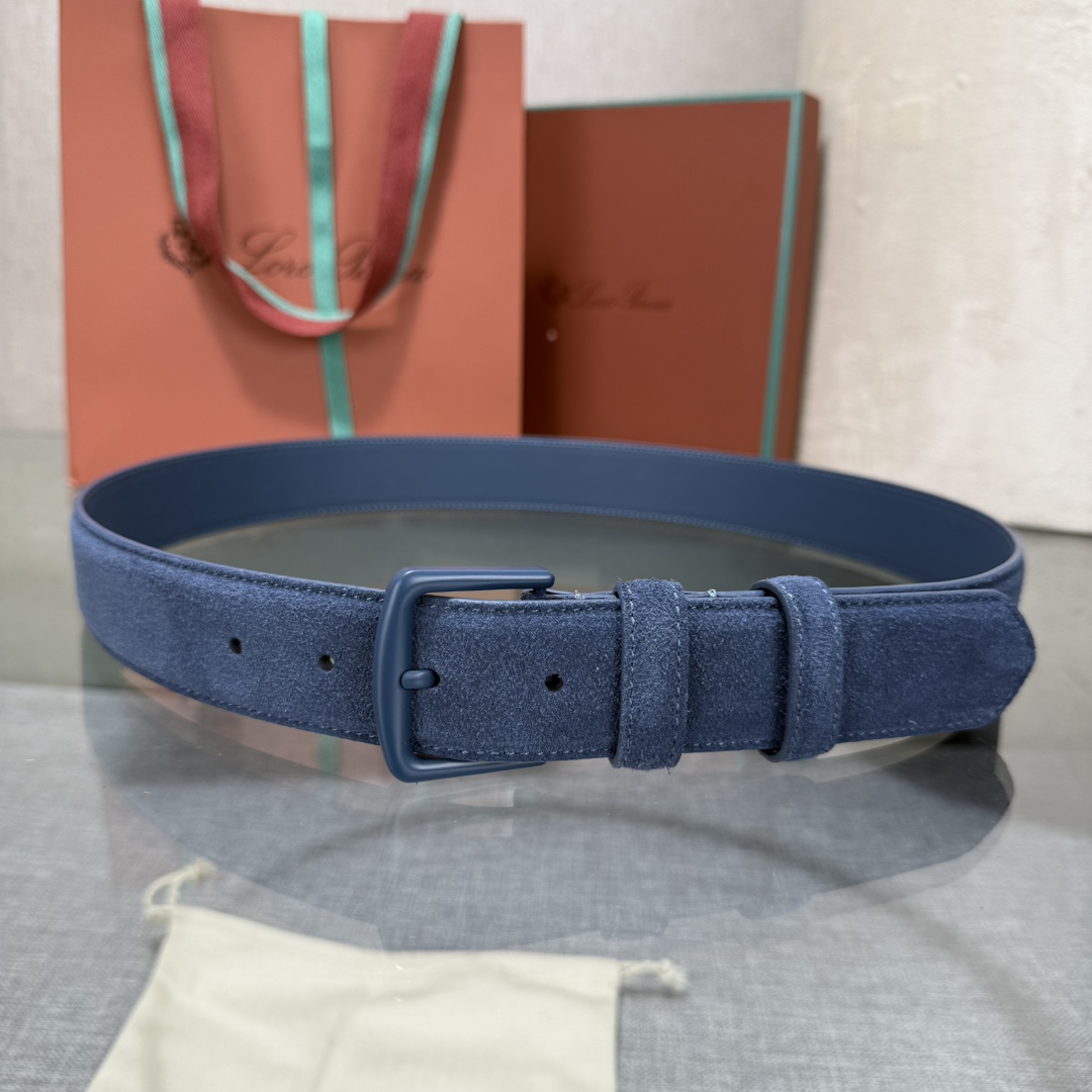 诺悠翩雅新款男士经典休闲皮带，采用柔软的Alsavel小牛皮制成，黄铜金属扣环制有品牌logo，简约百搭