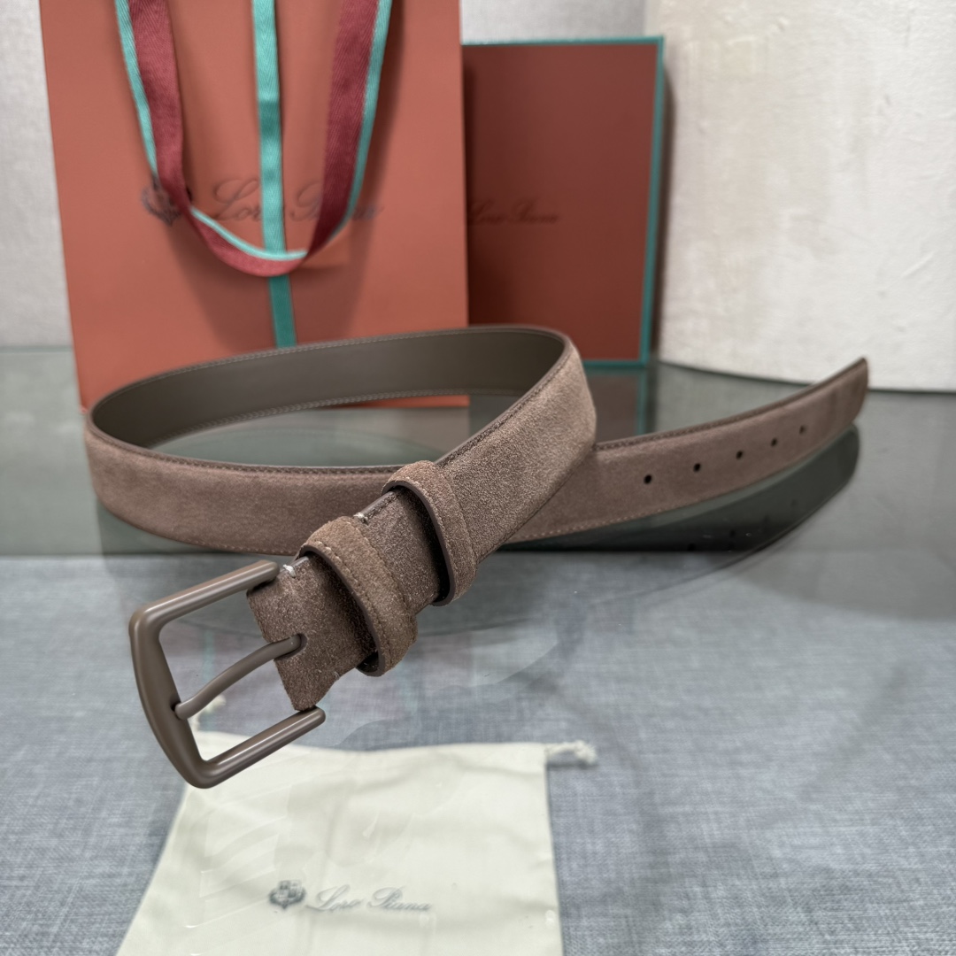 诺悠翩雅新款男士经典休闲皮带，采用柔软的Alsavel小牛皮制成，黄铜金属扣环制有品牌logo，简约百搭