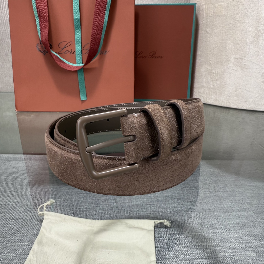 诺悠翩雅新款男士经典休闲皮带，采用柔软的Alsavel小牛皮制成，黄铜金属扣环制有品牌logo，简约百搭