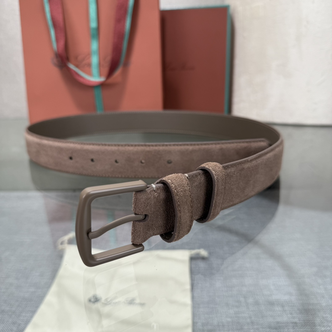 诺悠翩雅新款男士经典休闲皮带，采用柔软的Alsavel小牛皮制成，黄铜金属扣环制有品牌logo，简约百搭