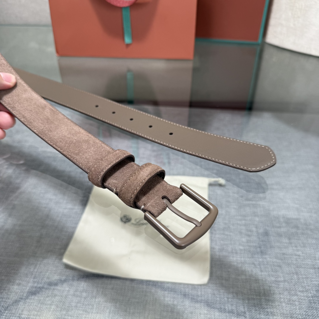 诺悠翩雅新款男士经典休闲皮带，采用柔软的Alsavel小牛皮制成，黄铜金属扣环制有品牌logo，简约百搭