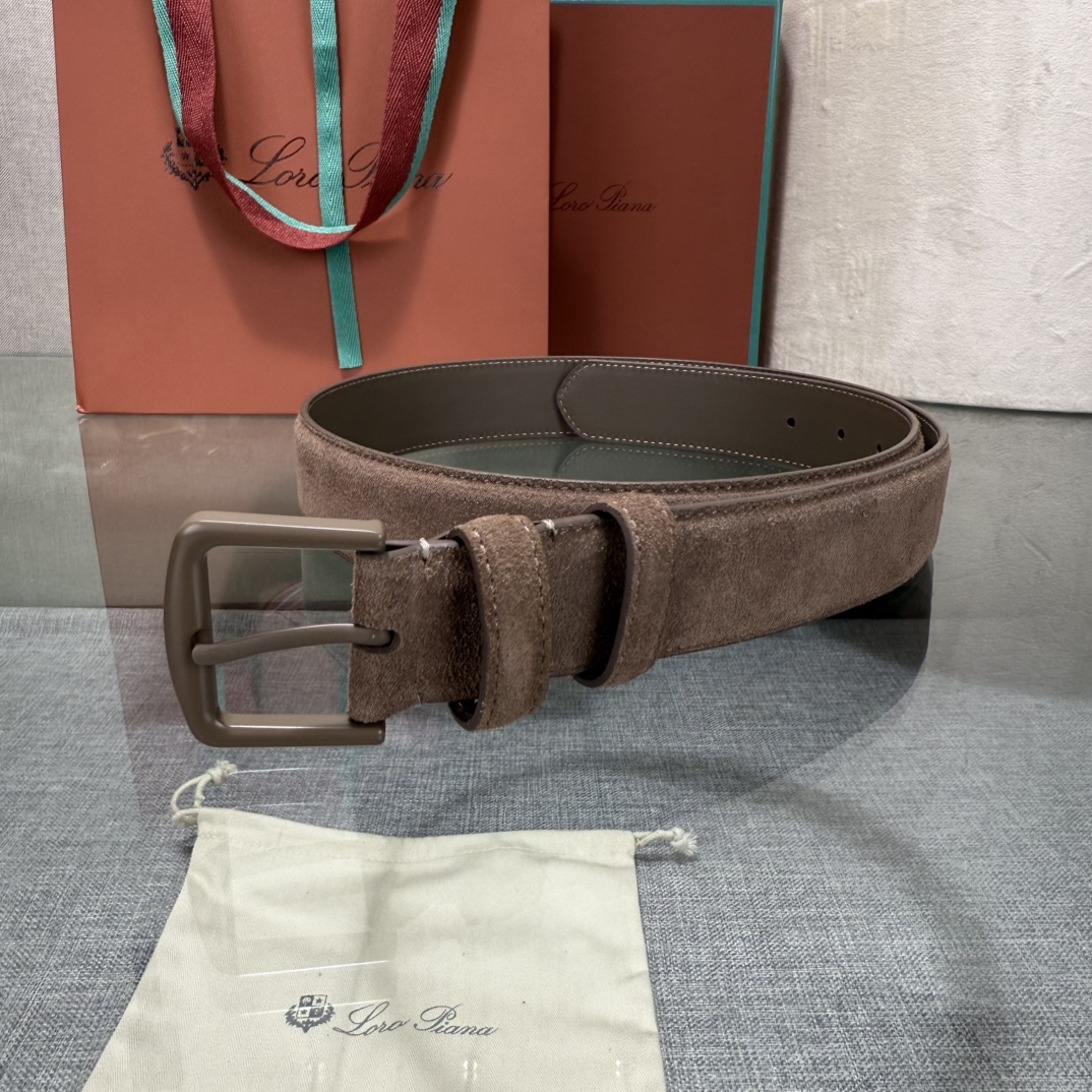 诺悠翩雅新款男士经典休闲皮带，采用柔软的Alsavel小牛皮制成，黄铜金属扣环制有品牌logo，简约百搭