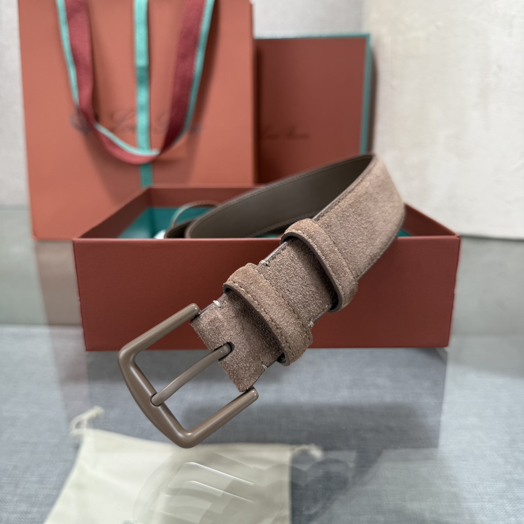 诺悠翩雅新款男士经典休闲皮带，采用柔软的Alsavel小牛皮制成，黄铜金属扣环制有品牌logo，简约百搭