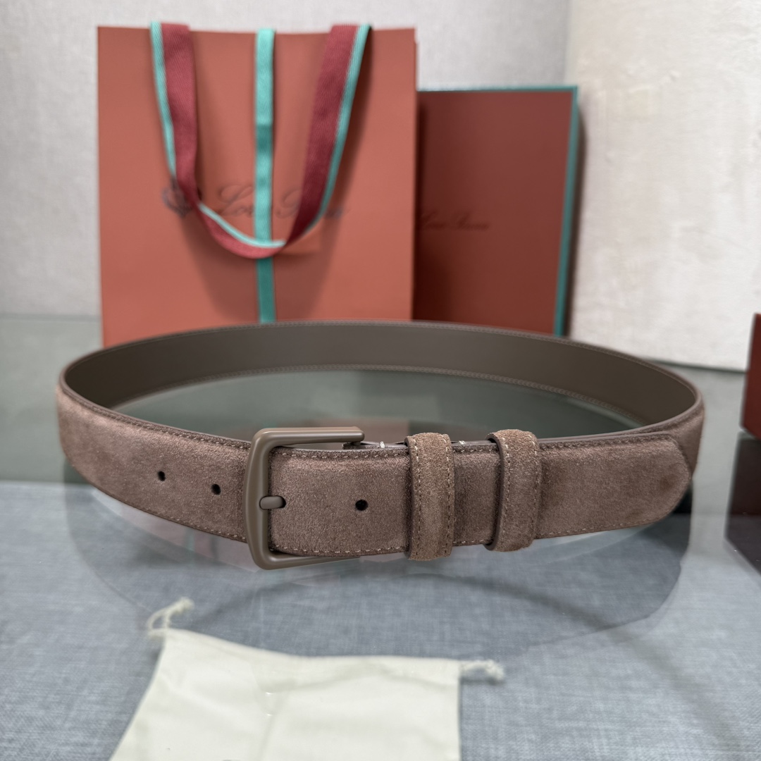 诺悠翩雅新款男士经典休闲皮带，采用柔软的Alsavel小牛皮制成，黄铜金属扣环制有品牌logo，简约百搭