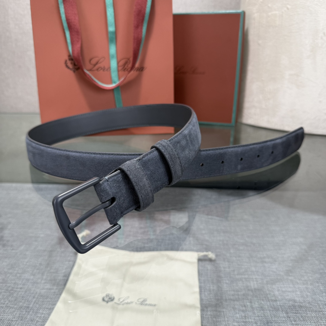 诺悠翩雅新款男士经典休闲皮带，采用柔软的Alsavel小牛皮制成，黄铜金属扣环制有品牌logo，简约百搭