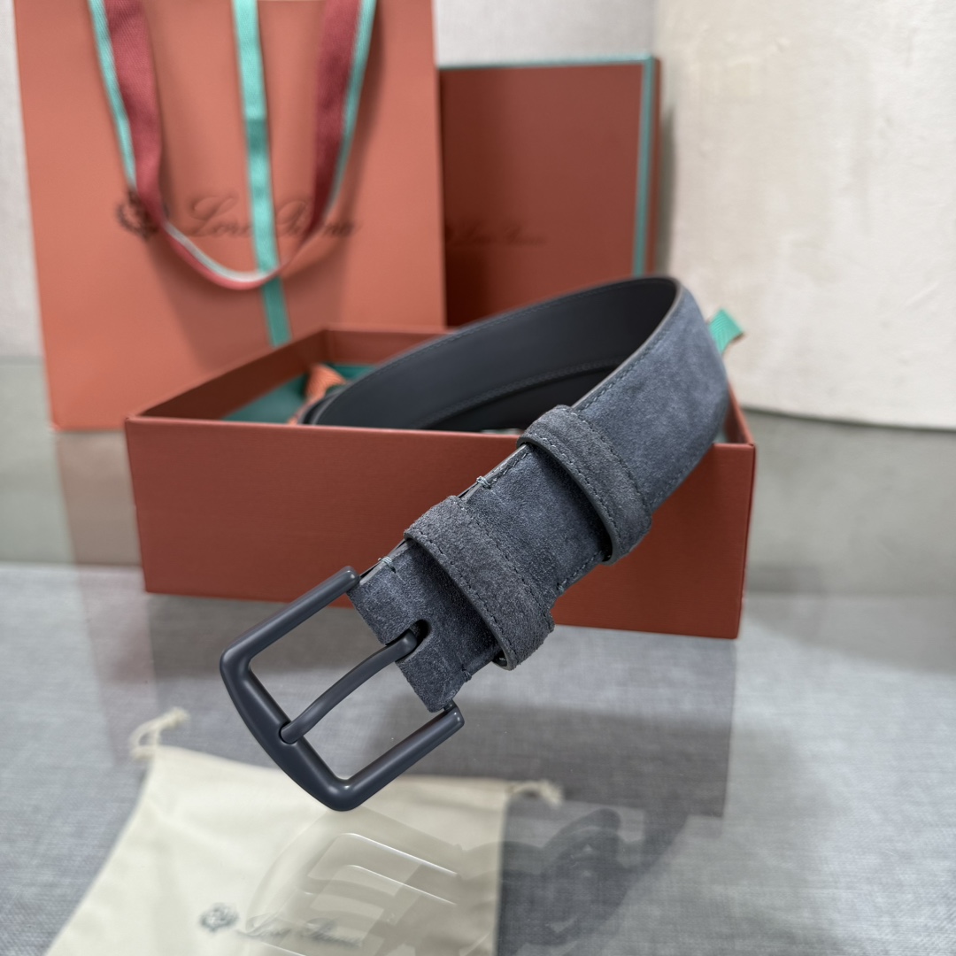 诺悠翩雅新款男士经典休闲皮带，采用柔软的Alsavel小牛皮制成，黄铜金属扣环制有品牌logo，简约百搭