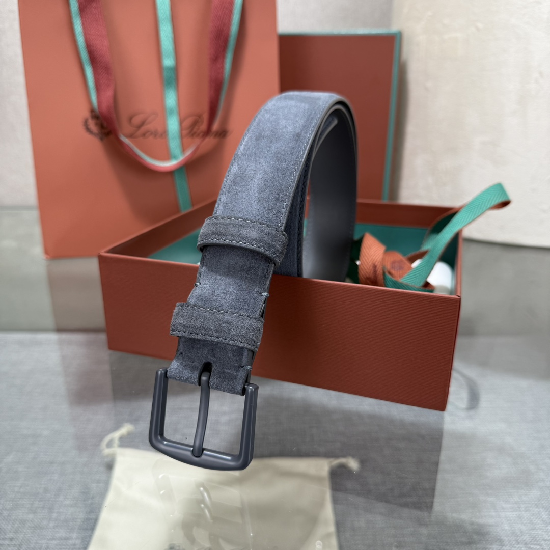 诺悠翩雅新款男士经典休闲皮带，采用柔软的Alsavel小牛皮制成，黄铜金属扣环制有品牌logo，简约百搭