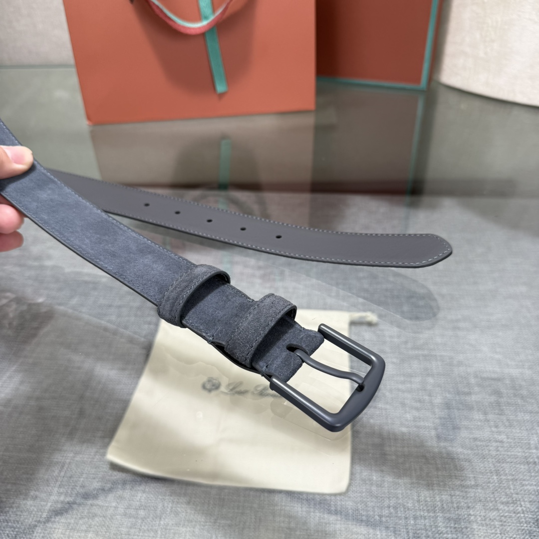 诺悠翩雅新款男士经典休闲皮带，采用柔软的Alsavel小牛皮制成，黄铜金属扣环制有品牌logo，简约百搭