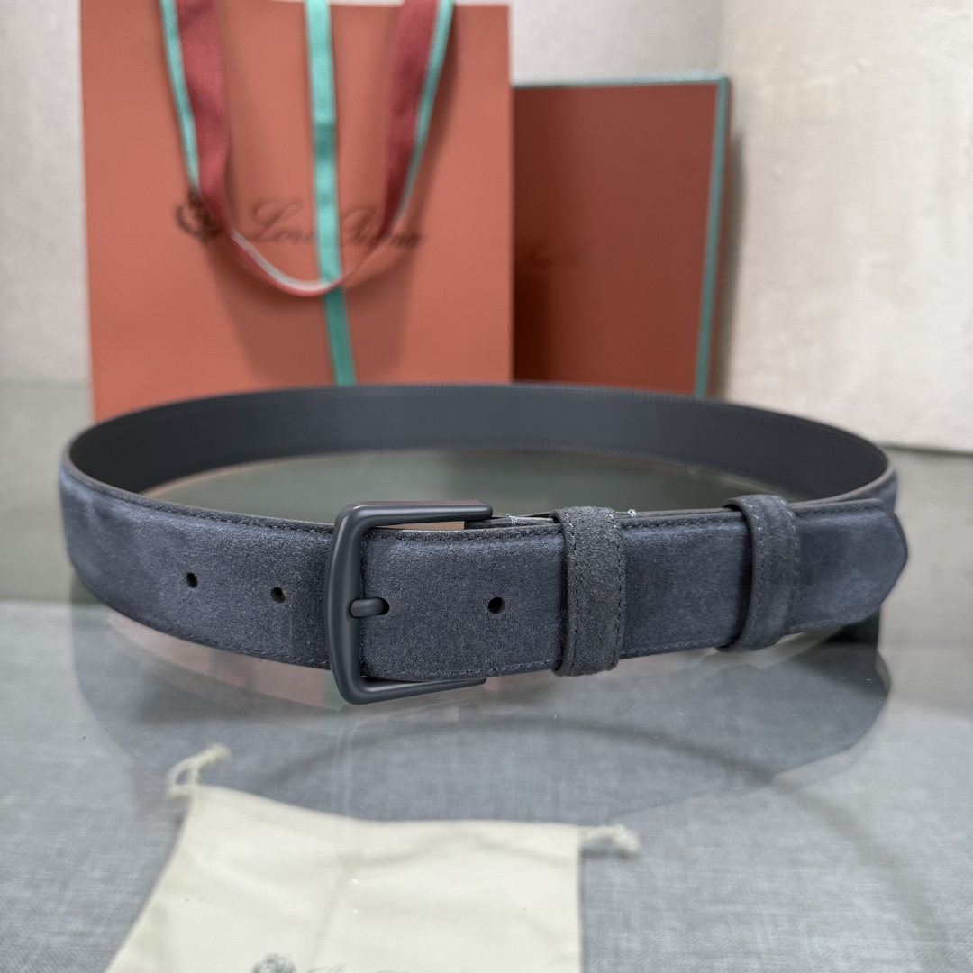 诺悠翩雅新款男士经典休闲皮带，采用柔软的Alsavel小牛皮制成，黄铜金属扣环制有品牌logo，简约百搭