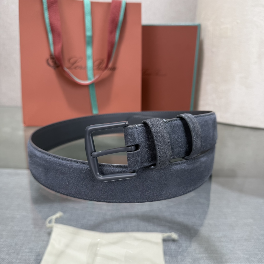 诺悠翩雅新款男士经典休闲皮带，采用柔软的Alsavel小牛皮制成，黄铜金属扣环制有品牌logo，简约百搭