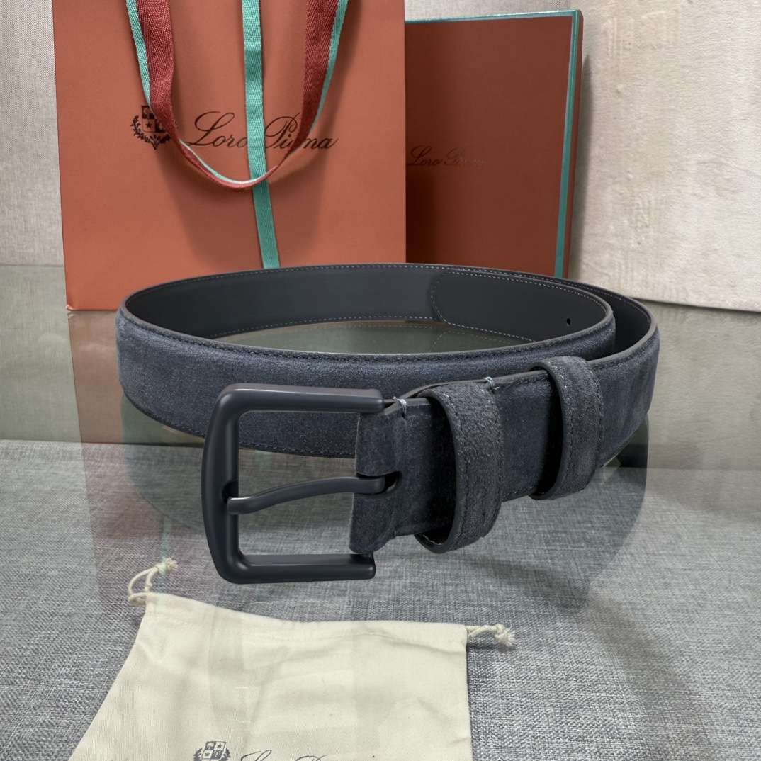 诺悠翩雅新款男士经典休闲皮带，采用柔软的Alsavel小牛皮制成，黄铜金属扣环制有品牌logo，简约百搭