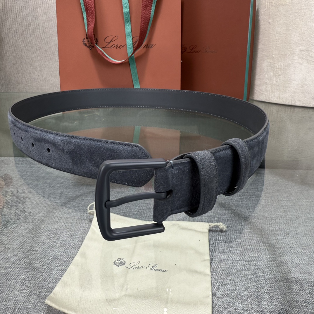 诺悠翩雅新款男士经典休闲皮带，采用柔软的Alsavel小牛皮制成，黄铜金属扣环制有品牌logo，简约百搭