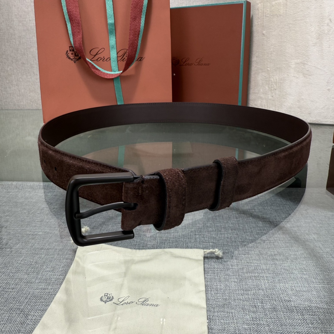 诺悠翩雅新款男士经典休闲皮带，采用柔软的Alsavel小牛皮制成，黄铜金属扣环制有品牌logo，简约百搭