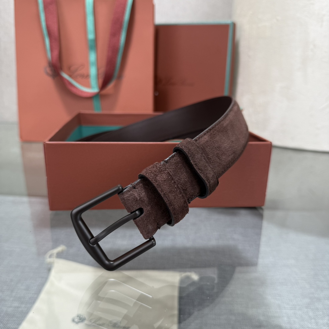 诺悠翩雅新款男士经典休闲皮带，采用柔软的Alsavel小牛皮制成，黄铜金属扣环制有品牌logo，简约百搭