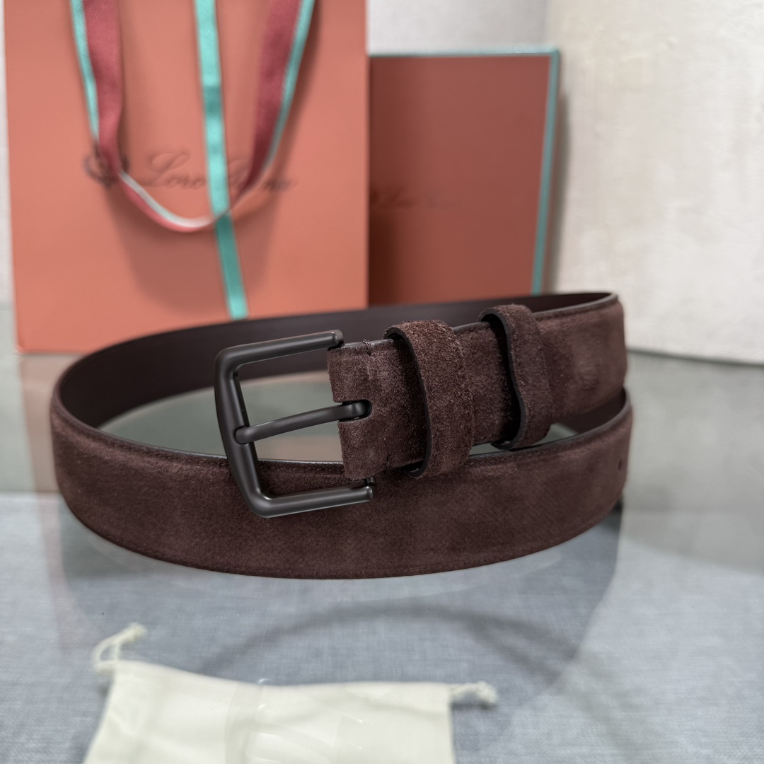 诺悠翩雅新款男士经典休闲皮带，采用柔软的Alsavel小牛皮制成，黄铜金属扣环制有品牌logo，简约百搭