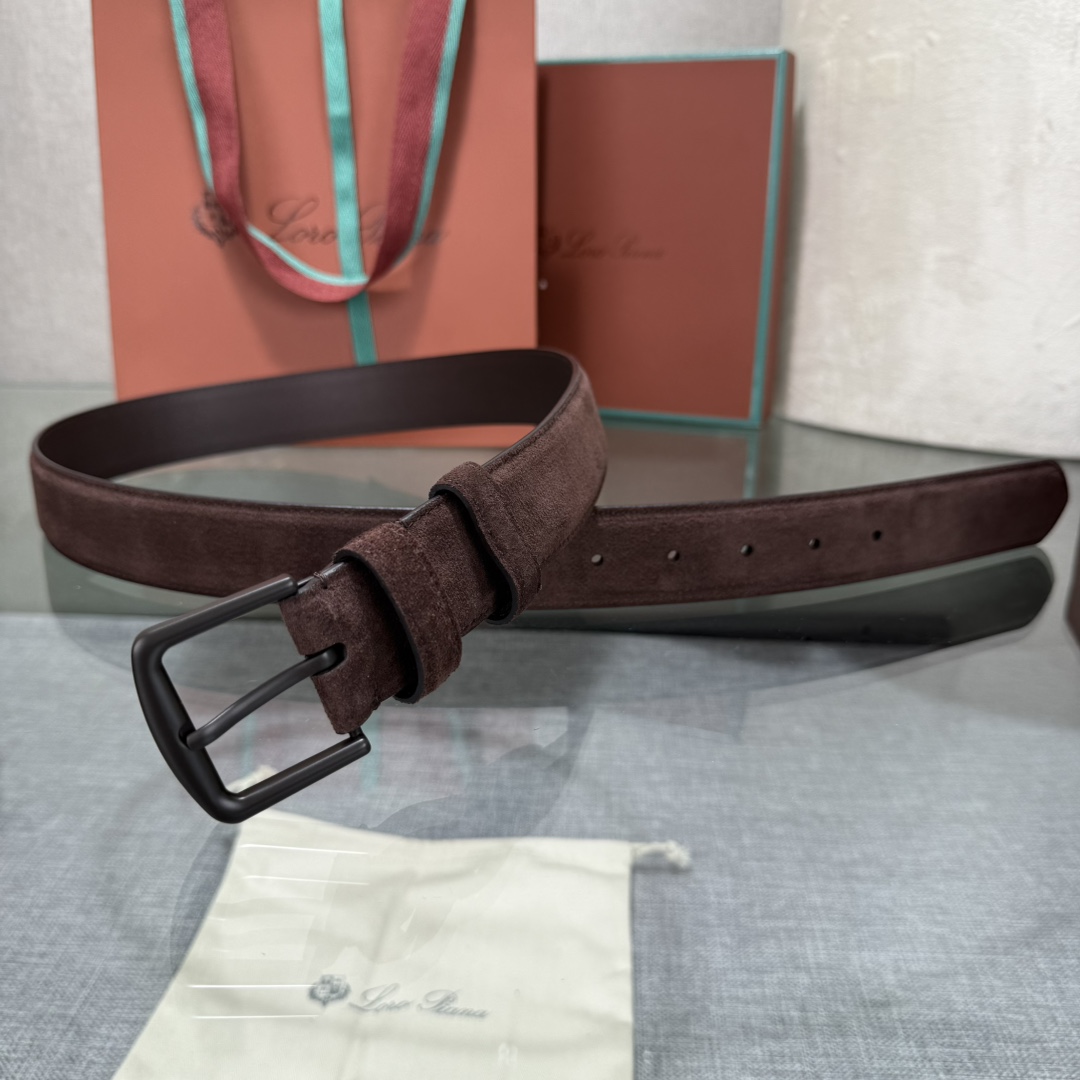 诺悠翩雅新款男士经典休闲皮带，采用柔软的Alsavel小牛皮制成，黄铜金属扣环制有品牌logo，简约百搭